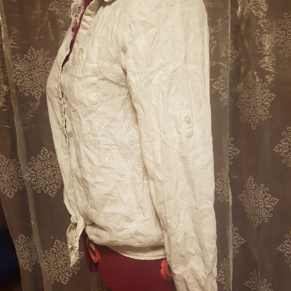 Blouse shirt tied at the bottom. - Picture 3 of 5